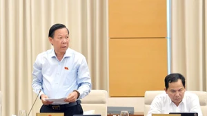 Chairman of the NA’s Committee for Economic and Financial Affairs Phan Van Mai speaks at the 49th session of the NA Standing Committee on September 22. (Photo: VNA)