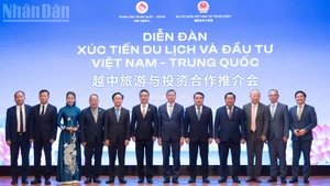 Ambassador Pham Thanh Binh, Secretary-General of the China-ASEAN Centre Shi Zhongjun and other delegates pose for a commemorative photo.