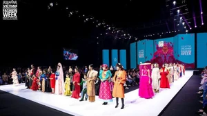 A collection by designer Cao Minh Tien inspired by the folk culture of the Kinh Bac region. (Photo: VIFW 2025)