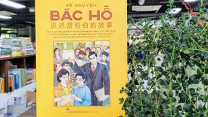 The Vietnamese-Chinese bilingual edition of “Telling Stories about Uncle Ho”.