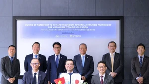 The signing ceremony of the Memorandum of Understanding (MoU) towards strategic cooperation among NTT Data, NTT Data Viet Nam, and CMC Global.