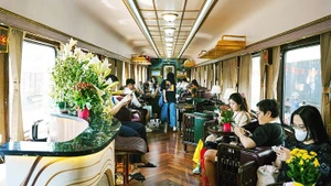 Passengers experiencing the “Hoa Phuong Do” luxury train.