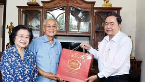 Chairman of the National Assembly Tran Thanh Man (R) visits and extends New Year greetings to the family of Truong My Hoa, former Vice President and former Vice Chairwoman of the National Assembly, in Ho Chi Minh City on January 25. (Photo: VNA)