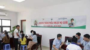 Screening for children with cleft lip and palate in the programme (Photo: VNA)