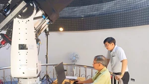 Scientists operate an optical telescope at the Centre for Science Discovery and Innovation. (Photo: Luong Tung, Vinh Dat)
