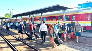 Tourists aboard the high-quality JQB1 train as it arrives at Dong Hoi Station.