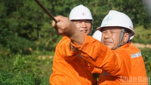 Braving the elements, construction teams are determined to complete the project on schedule, in celebration of the 80th anniversary of the August Revolution (19 August), National Day (2 September), and the upcoming Party Congresses at all levels. (Photo: TRUNG HUNG)