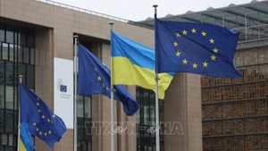 Flags of the European Union and Ukraine at the European Commission headquarters in Brussels, Belgium. (Photo: Xinhua/VNA)