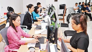 Streamlining and simplifying administrative and business regulations will help reduce costs for enterprises. (Photo: NGUYET ANH)