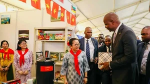 Mozambican President Daniel Chapo visiting and showing interest in products and services showcased at Viet Nam’s pavilion. (Photo: Embassy of Viet Nam in Mozambique)