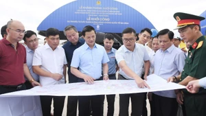 Bac Ninh People’s Committee Chairman Vuong Quoc Tuan inspects the implementation of the Gia Binh International Airport project.