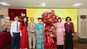 A representative of the Department of Grassroots Culture, Family and Library under the Ministry of Culture, Sports and Tourism presents flowers to the Association’s Standing Committee. (Photo: Organising Committee)