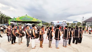The gong culture space attracts large numbers of visitors who come to enjoy and experience it.