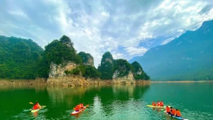 Exploring Nam Chang stream by Kayak