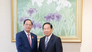 NA Vice Chairman Tran Quang Phuong (L) and Speaker of the House of Representatives of Japan Nukaga Fukushiro (Photo: VNA)