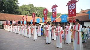 Pupils in the capital enthusiastically take part in the parade.