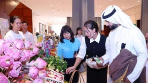 Muslim tourists explore products at Ha Noi Xanh Cooperative, one of the units certified to produce Halal goods.