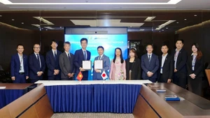 The signing ceremony, held in Da Nang as part of FPT’s annual global conference, marks the beginning of a closer partnership between the two companies.