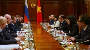 Special Envoy of General Secretary of the Communist Party of Viet Nam (CPV) Central Committee To Lam, Politburo member, and Minister of Foreign Affairs Le Hoai Trung at his meeting with Dmitry Medvedev, Chairman of the United Russia Party, in Moscow on February 24. (Photo: released by VNA)