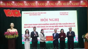 The standing board of the Viet Nam Fatherland Front (VFF) committee of Bac Ninh hands over the list of individuals meeting the criteria to run as candidates for the 16th National Assembly and the provincial People’s Council for the 2026–2031 term to the provincial Election Committee. (Photo: VNA)