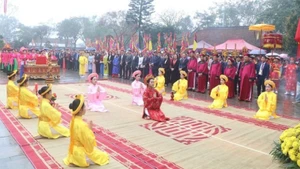 The Party organisation, authorities, and people of Hien Luong Commune in Phu Tho solemnly offered incense in remembrance and gratitude to Mother Au Co on February 23.