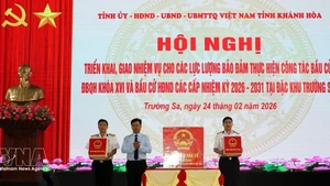 Leader of the Truong Sa special zone hands over ballot boxes to forces tasked with organising the election of deputies to the 16th National Assembly and People’s Councils at all levels for the 2026–2031 term on February 24. (Photo: VNA)