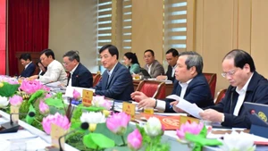 Ha Noi Party Secretary Nguyen Duy Ngoc and members of the Standing Board of the municipal Party Committee chaired the meeting. (Photo: VIET THANH)