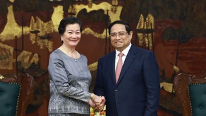 Prime Minister Pham Minh Chinh (right) and Cambodian Ambassador Chea Kimtha (Photo: VNA)