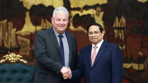 Prime Minister Pham Minh Chinh (R) and Eduard Stiphout, Senior Vice President of ASML, in Ha Noi on January 15. (Photo: VNA)