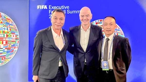 Representatives of the Viet Nam Football Federation meet with FIFA President Gianni Infantino at the FIFA Football Summit. (Photo: VFF)
