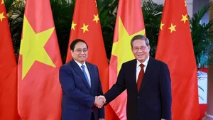 Prime Minister Pham Minh Chinh (left) and Chinese Premier Li Qiang at their meeting in Tianjin on June 24 (Photo: VNA)