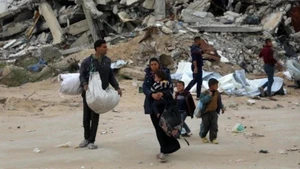 Residents evacuate amid conflict in Beit Lahia, the Gaza Strip. (Photo: Xinhua/VNA)