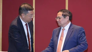 Prime Minister Pham Minh Chinh (right) meets Chairman of the Bank of China (BOC) Ge Haijiao on June 24, 2025. (Photo: VNA)