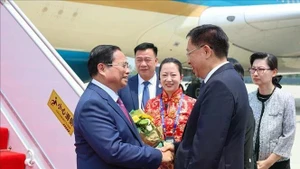 Prime Minister Pham Minh Chinh is welcomed at the Tianjin Binhai International Airport. (Photo: VNA)
