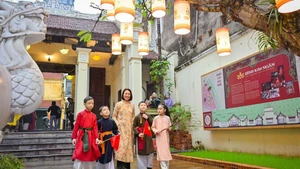 Residents of Ha Noi Old Quarter experience the atmosphere of traditional Tet at Kim Ngan Communal House (Ha Noi).