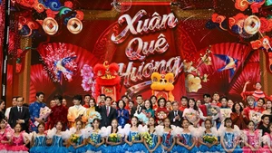 State President Luong Cuong and his spouse, Nguyen Thi Minh Nguyet, together with delegates and artists at the “Homeland Spring 2026” programme.