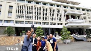 Chinese tourists visit the Independence Palace, one of the historic landmarks in Ho Chi Minh City. (Photo: VNA)