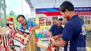 Artisans in Quang Ngai province, decorating and shaping the Co people's neu pole. (Photo: DONG HUYEN)