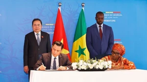 NA Chairman Tran Thanh Man and Prime Minister Ousmane Sonko witness the signing of a Memorandum of Understanding on cooperation between the Ministry of Foreign Affairs of Viet Nam and the Ministry of African Integration and Foreign Affairs of Senegal. (Photo: VNA)