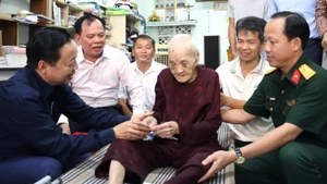 Deputy Prime Minister Tran Hong Ha visits and presents gifts to Heroic Vietnamese Mother Nguyen Thi Mui.