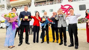 Provincial leaders and the tourism sector welcome international visitors to Ha Long.