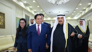 Prime Minister Pham Minh Chinh (L) on November 17 evening (local time) calls on former Kuwaiti PM Sheikh Nasser Al-Mohammed Al-Jaber Al-Sabah at his private residence. (Photo: VNA)