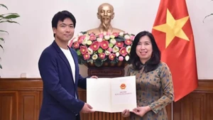 Deputy Minister of Foreign Affairs Le Thi Thu Hang presents the licence for Nihon Denpa News to reopen its resident office in Viet Nam. (Photo: The World & Viet Nam Report)