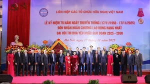 Delegates pose for a commemorative photo. (Photo: DINH HOA)