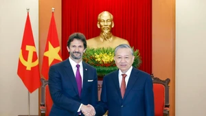 Party General Secretary To Lam (R) and Slovak Deputy Prime Minister and Minister of Defence Robert Kaliňák (Photo: VNA)