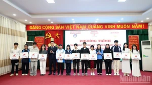 Phan Van Hung, Deputy Editor-in-Chief of Nhan Dan Newspaper, and Le Thi Thanh Tra, Vice Chairwoman of the Tuyen Quang Provincial People’s Council, presented scholarships to disadvantaged students.