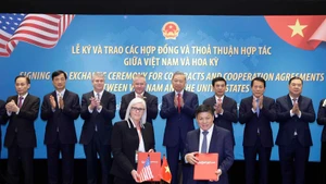 Party chief witnesses signing, exchange of Viet Nam–US contracts, cooperation agreements