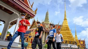 Visitors tour the Grand Palace in Bangkok, Thailand. (Photo: VNA)