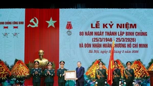 Party General Secretary To Lam presents the Ho Chi Minh Order to the Engineering Corps (Photo: VNA)