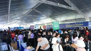 Runners take their race kit of the fourth VnExpress Marathon Ho Chi Minh City Midnight 2026 which will be held on March 22. (Photo courtesy of VnExpress)